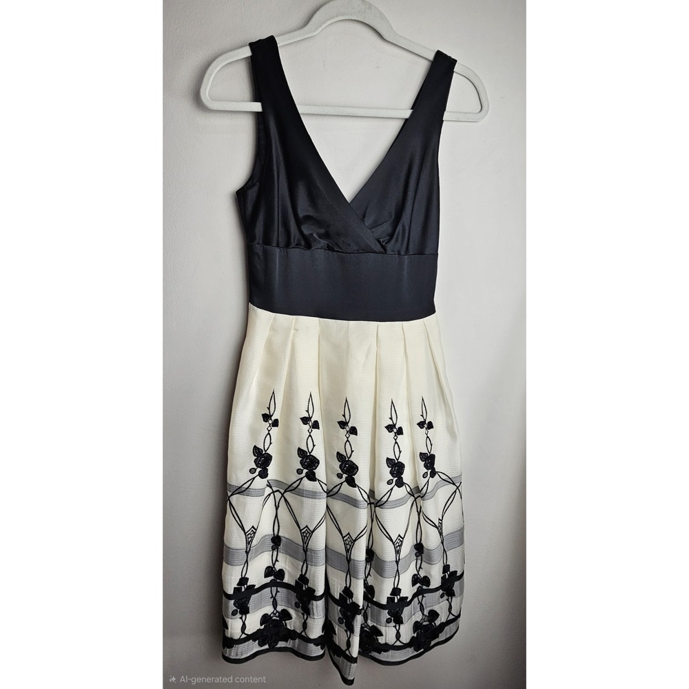 Kay Unger‎ Silk Dress Size 2 Black Silk Bodice Embroidered Skirt Cocktail Party